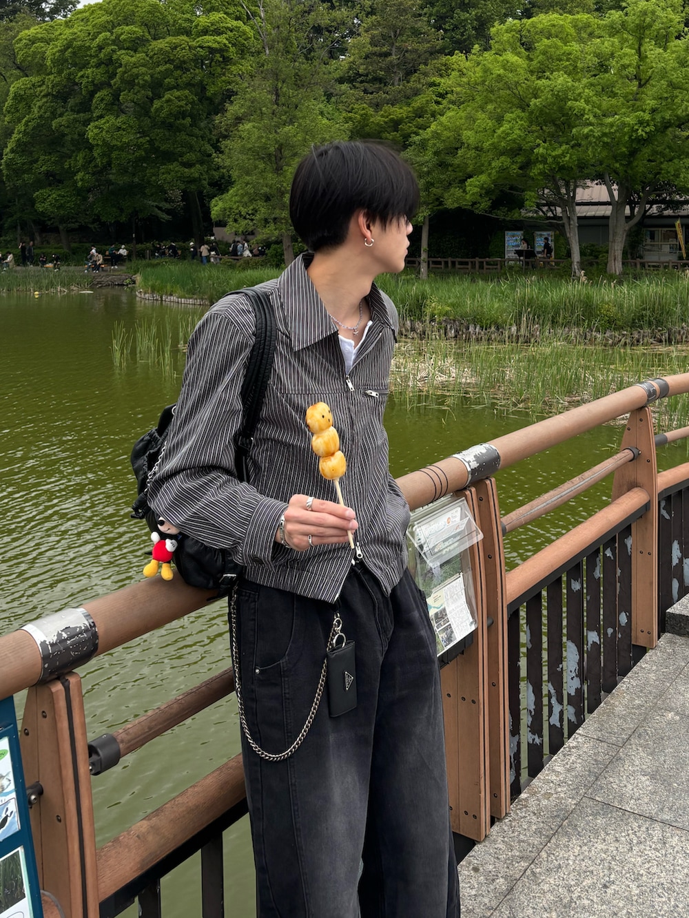 グレー系のブルゾン、ホワイト系のTシャツ/カットソー、ブラック系のデニムパンツを着用したメンズの春コーディネートの3枚目の写真