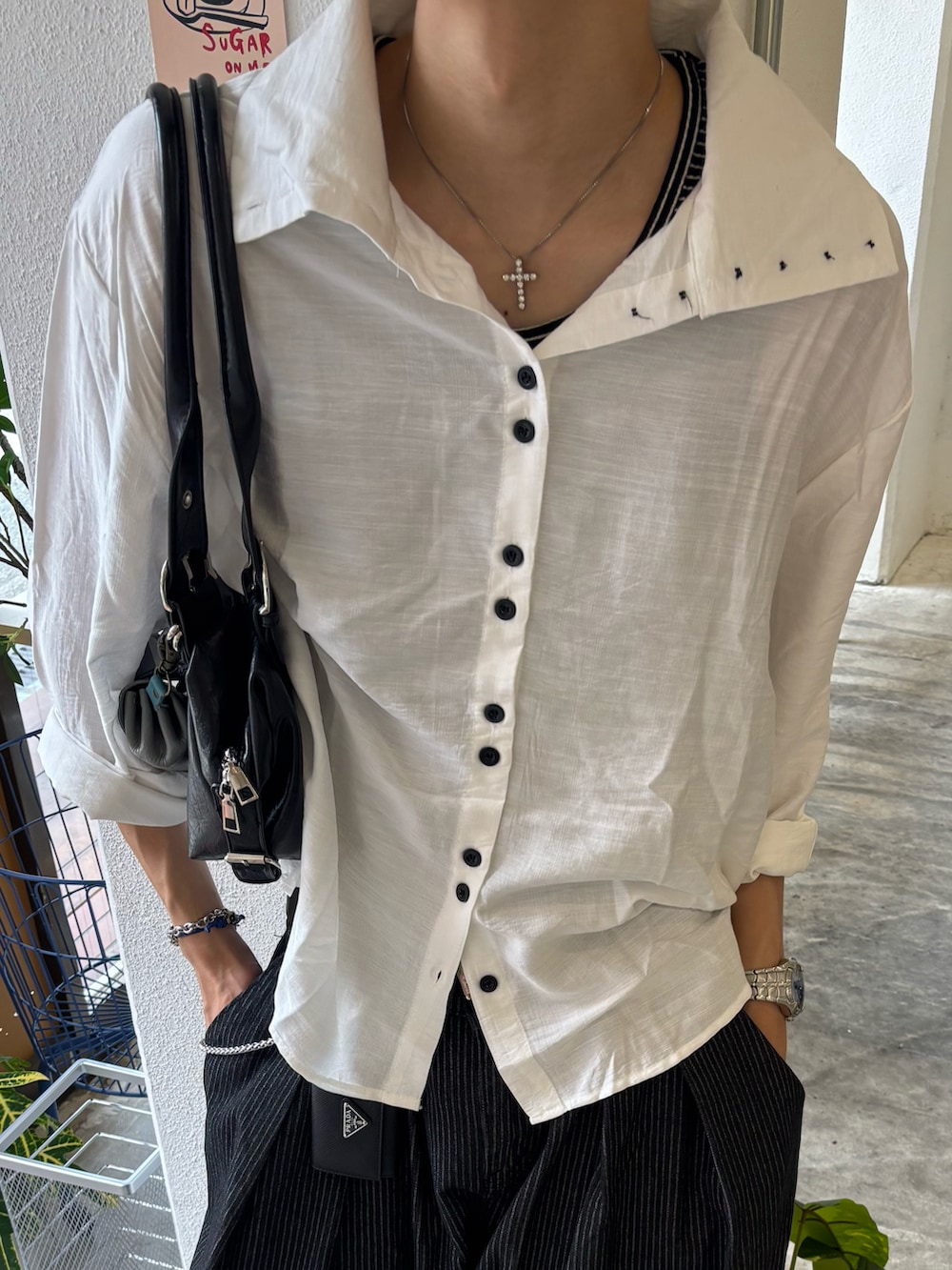 ホワイト系のシャツ/ブラウス、ブラック系のタンクトップ、ブルー系のデニムパンツを着用したメンズの夏コーディネートの5枚目の写真