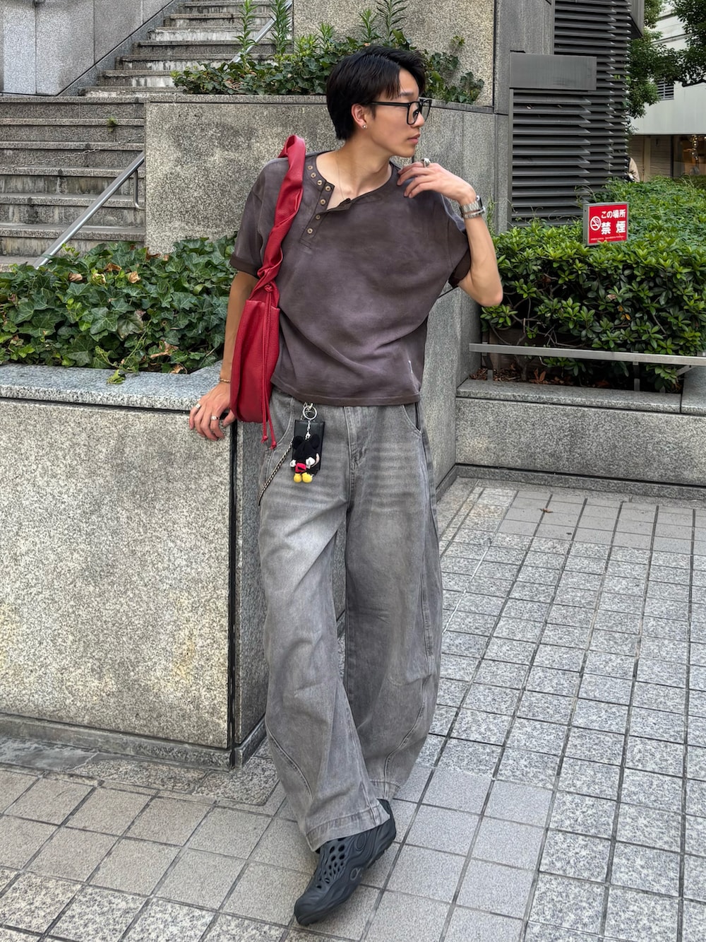 ブラウン系のTシャツ/カットソー、グレー系のデニムパンツ、ブラック系のサンダルを着用したメンズの夏コーディネートの2枚目の写真