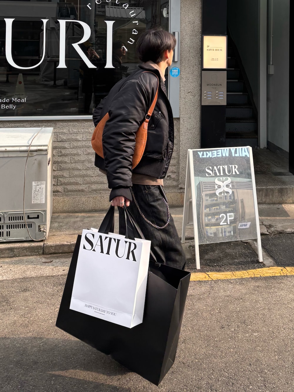 その他のMA-1、ブラック系のジャケット/アウター、ブラック系のデニムパンツを着用したメンズの冬コーディネートの3枚目の写真