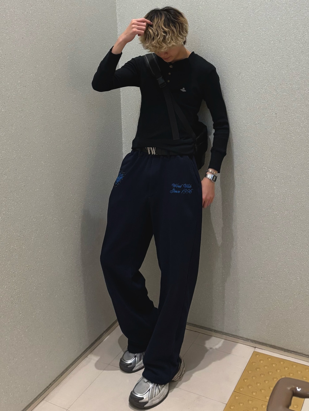 ブラック系のTシャツ/カットソー、ブラック系のショルダーバッグ、ブルー系のスウェットパンツを着用したメンズの春コーディネートの2枚目の写真