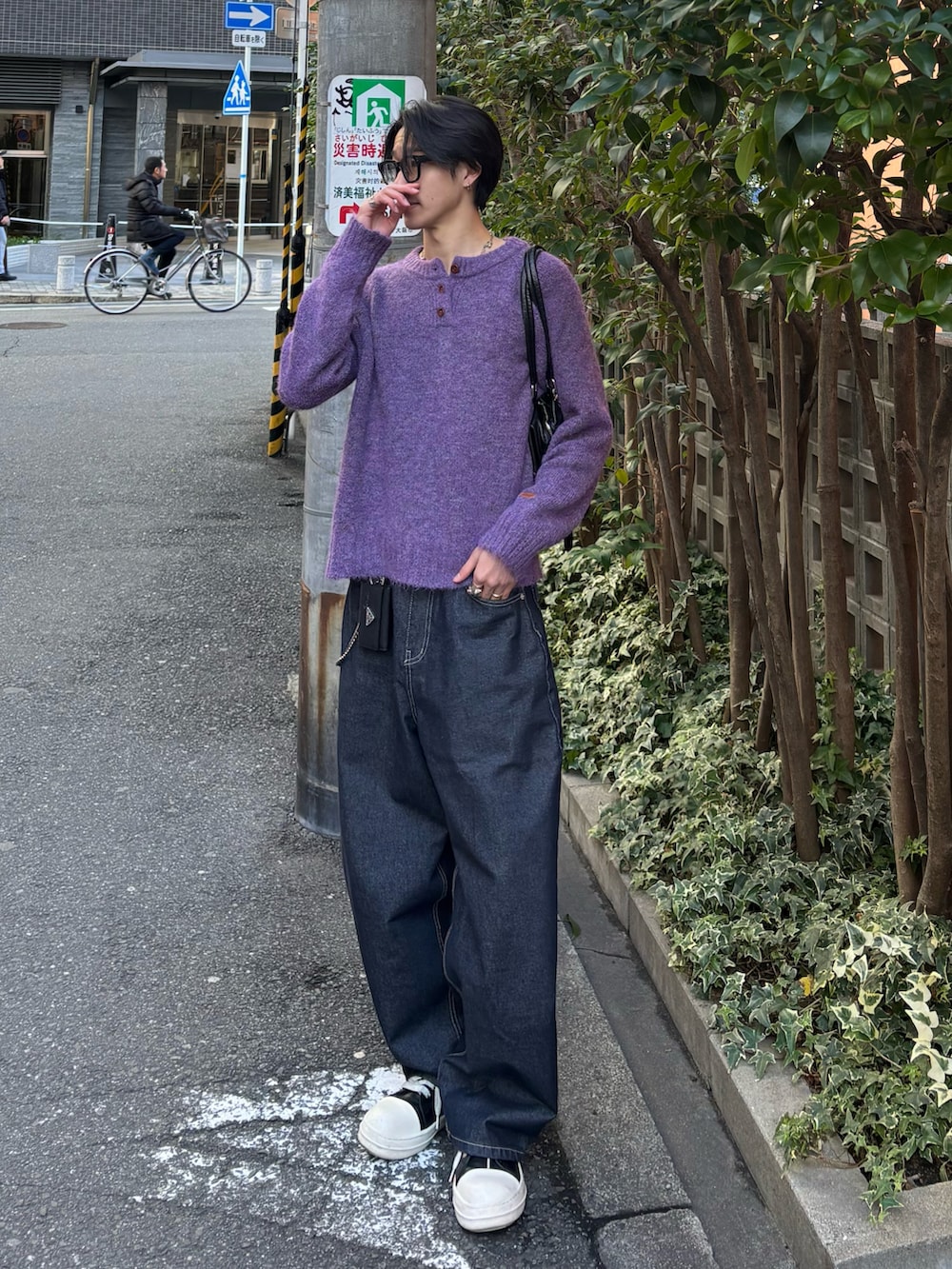 パープル系のニット/セーター、ブルー系のデニムパンツ、ブラック系のスニーカーを着用したメンズの冬コーディネートの2枚目の写真