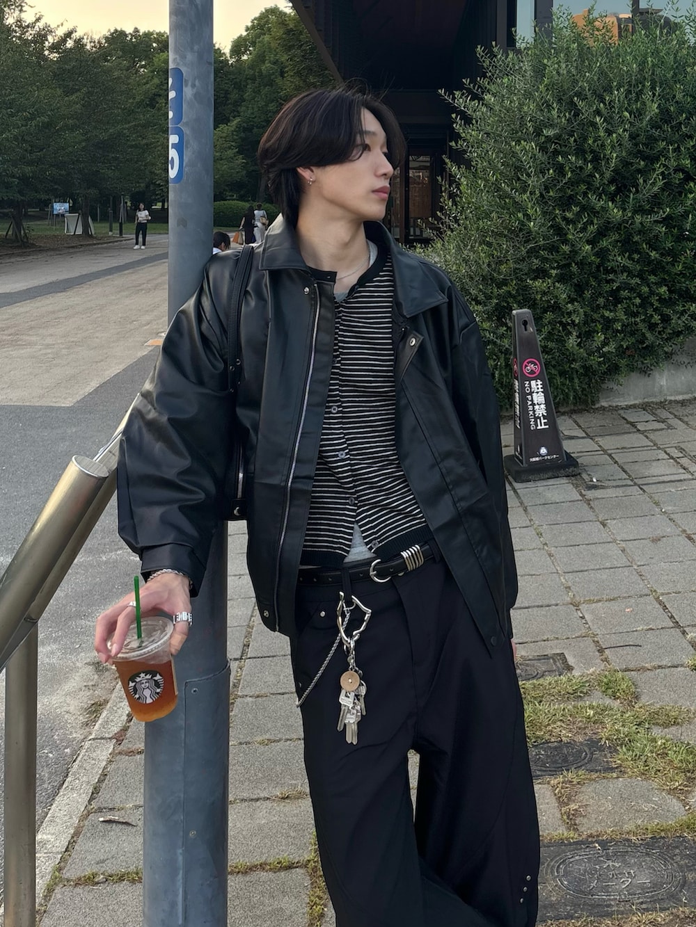 ブラック系のカーディガン/ボレロ、ブラック系のライダースジャケット、ブラック系のスラックスを着用したメンズの秋コーディネートの3枚目の写真