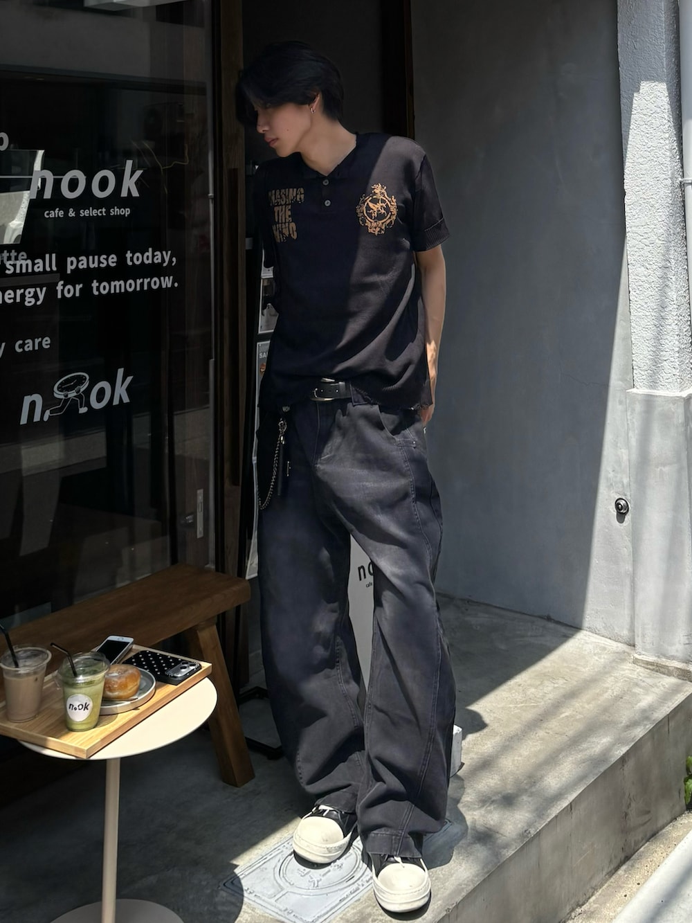 ブラック系のスニーカー、ブラック系のTシャツ/カットソー、ブラック系のデニムパンツを着用したメンズの夏コーディネートの2枚目の写真