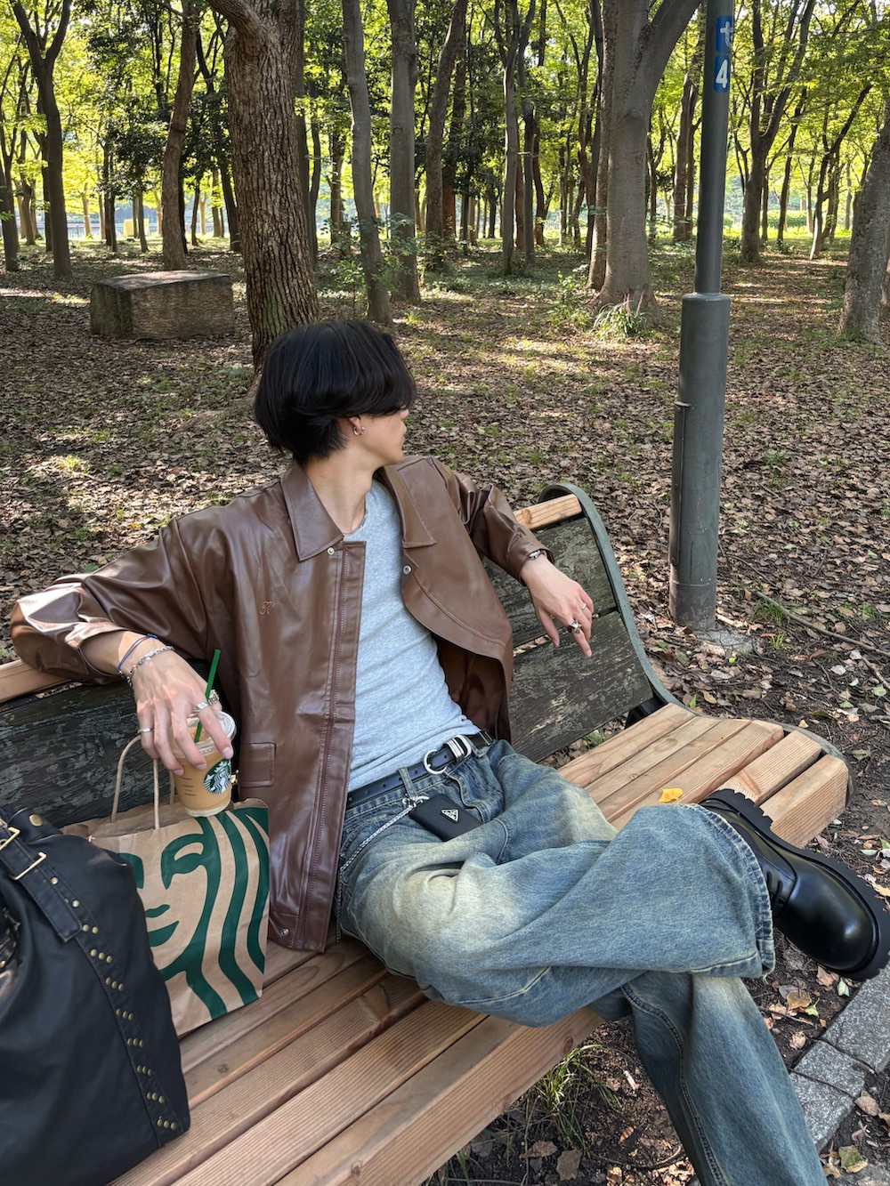 ブラウン系のライダースジャケット、その他のTシャツ/カットソー、ブルー系のデニムパンツを着用したメンズの秋コーディネートの4枚目の写真