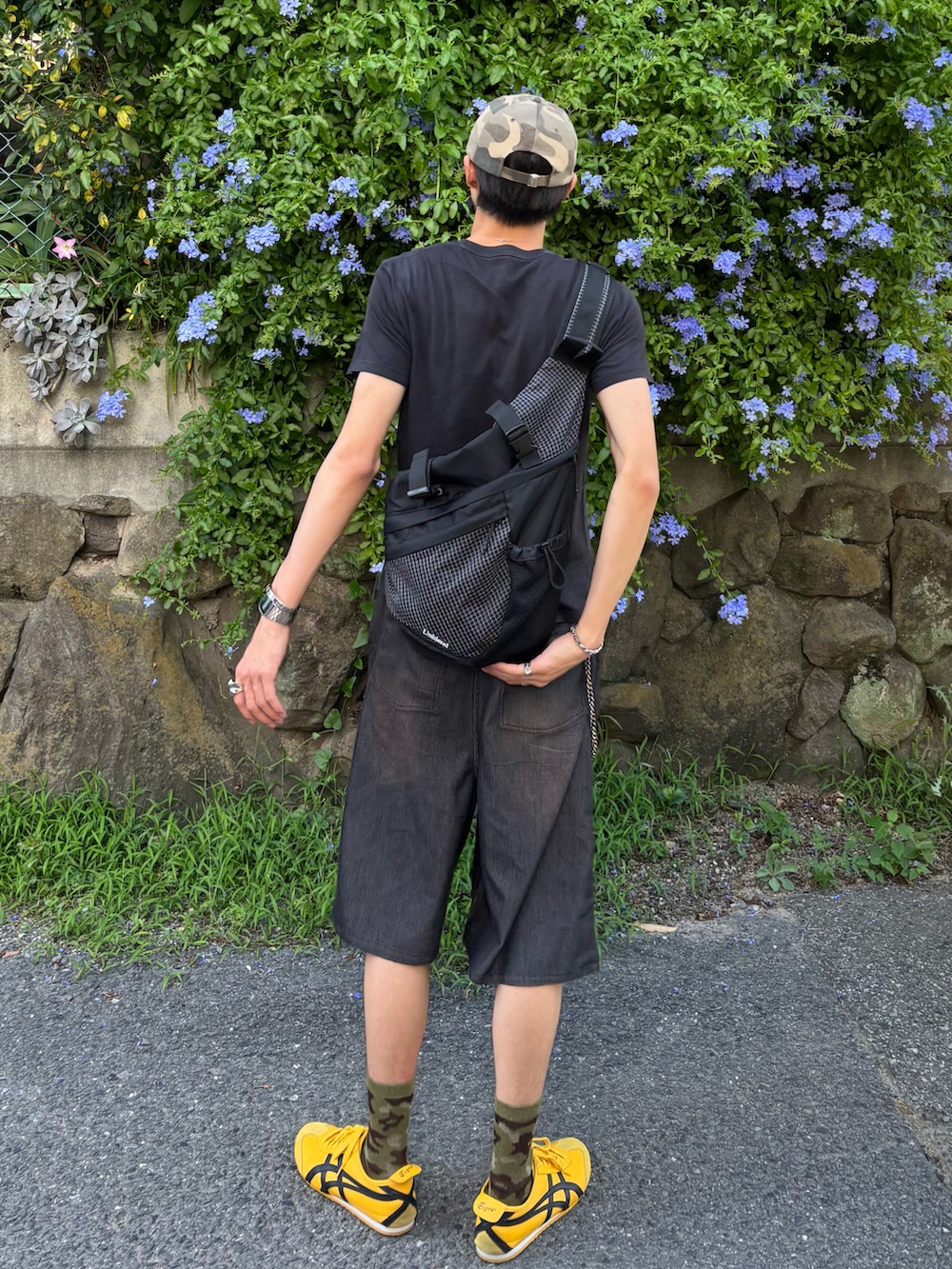 ブラック系のその他パンツ、ブラック系のTシャツ/カットソー、イエロー系のスニーカーを着用したメンズの夏コーディネートの3枚目の写真