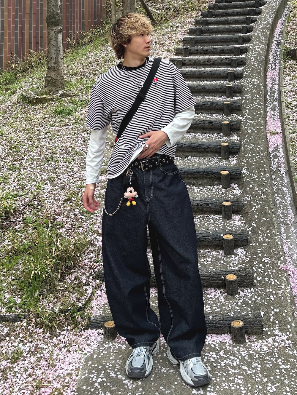 ホワイト系のTシャツ/カットソー、ブルー系のデニムパンツ、シルバー系のスニーカーを着用したメンズの春コーディネートの3枚目の写真