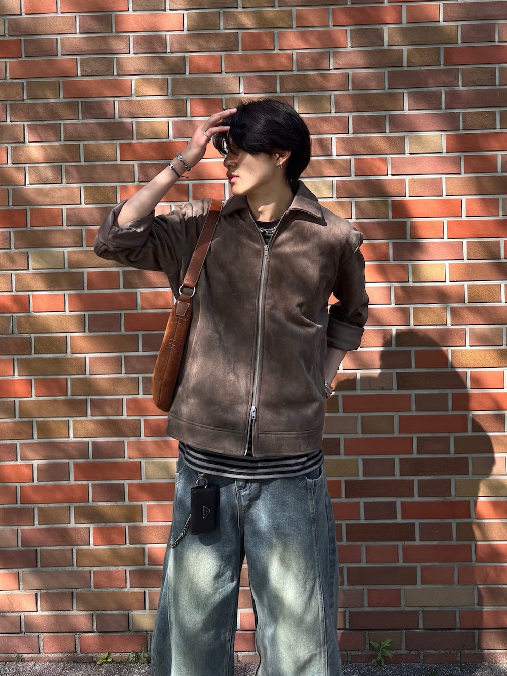 その他のMA-1、ブラック系のTシャツ/カットソー、ブラウン系のショルダーバッグを着用したメンズの春コーディネートの4枚目の写真