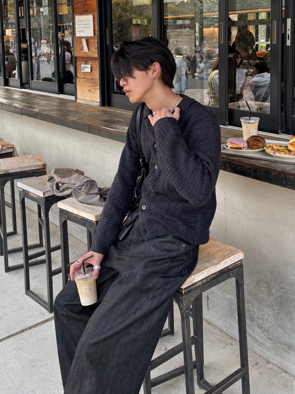 グレー系のカーディガン/ボレロ、ホワイト系のTシャツ/カットソー、ブラック系のデニムパンツを着用したメンズの春コーディネートの4枚目の写真