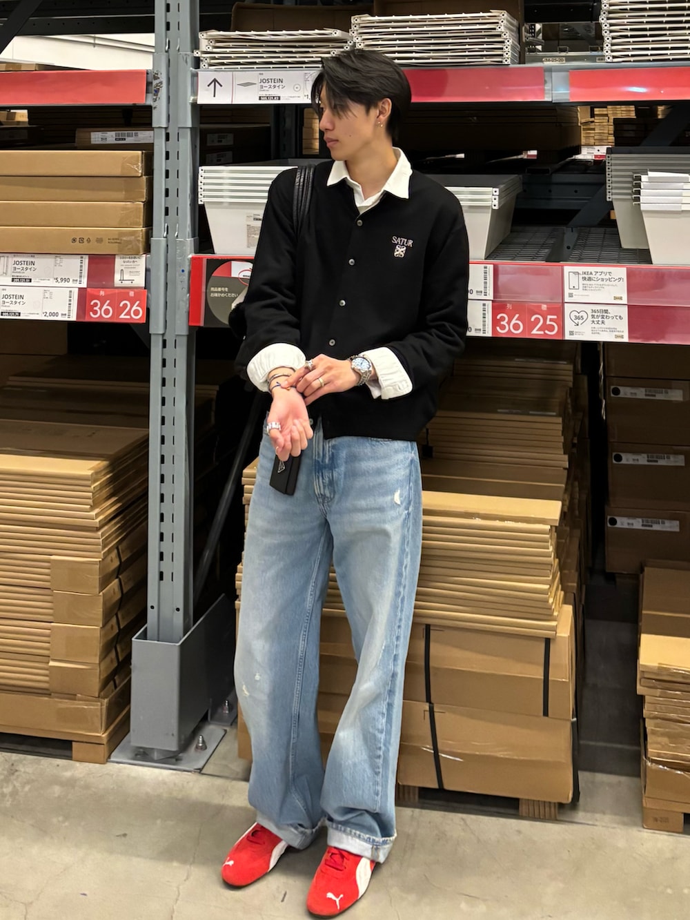 ブラック系のカーディガン/ボレロ、ホワイト系のシャツ/ブラウス、ブルー系のデニムパンツを着用したメンズの春コーディネートの2枚目の写真