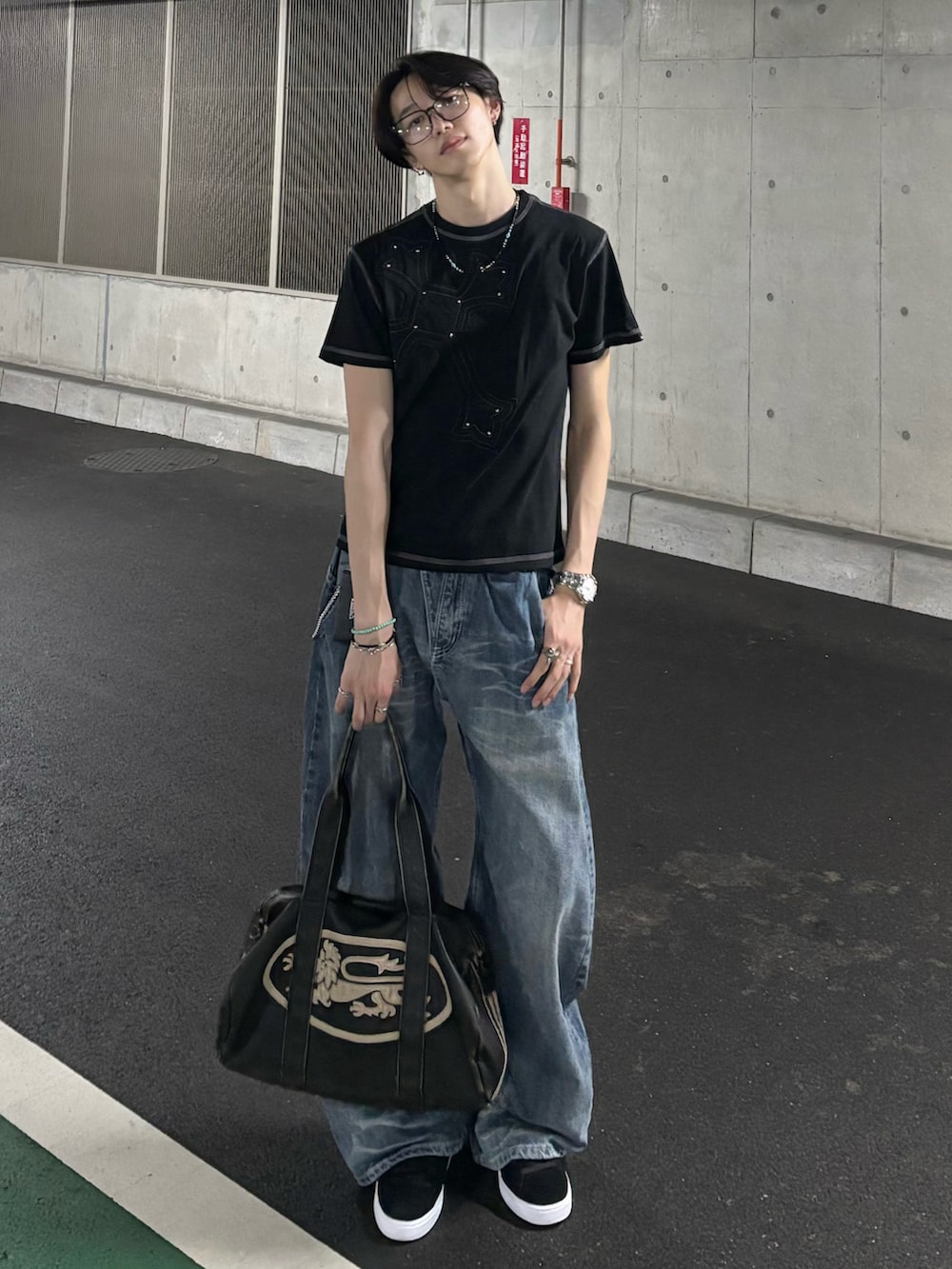 ブラック系のスニーカー、その他のTシャツ/カットソー、ブルー系のデニムパンツを着用したメンズの夏コーディネートの3枚目の写真