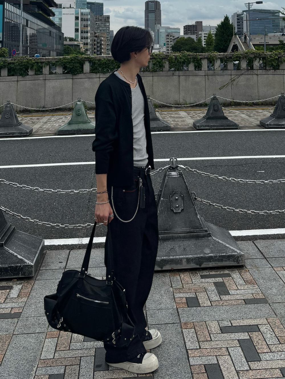その他のTシャツ/カットソー、ブラック系のデニムパンツ、ブラック系のスニーカーを着用したメンズの夏コーディネートの3枚目の写真