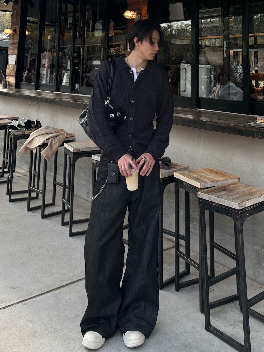 グレー系のカーディガン/ボレロ、ホワイト系のTシャツ/カットソー、ブラック系のデニムパンツを着用したメンズの春コーディネートの2枚目の写真