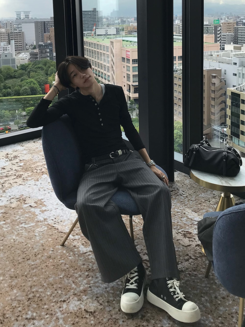 ブラック系のTシャツ/カットソー、その他のTシャツ/カットソー、グレー系のスラックスを着用したメンズの秋コーディネートの3枚目の写真