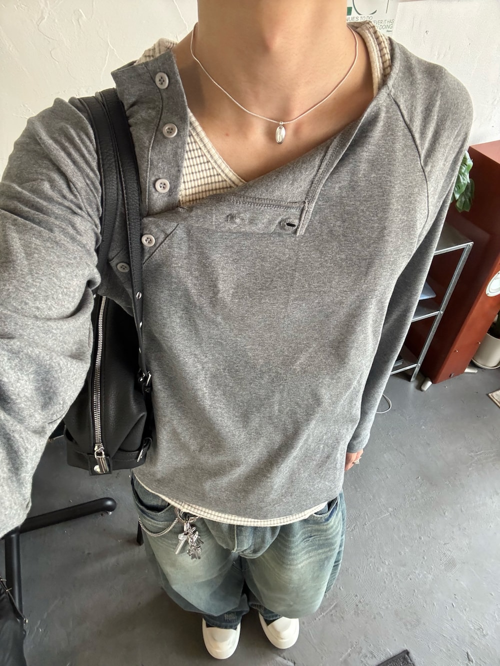 グレー系のTシャツ/カットソー、グレー系のタンクトップ、ブルー系のデニムパンツを着用したメンズの夏コーディネートの5枚目の写真