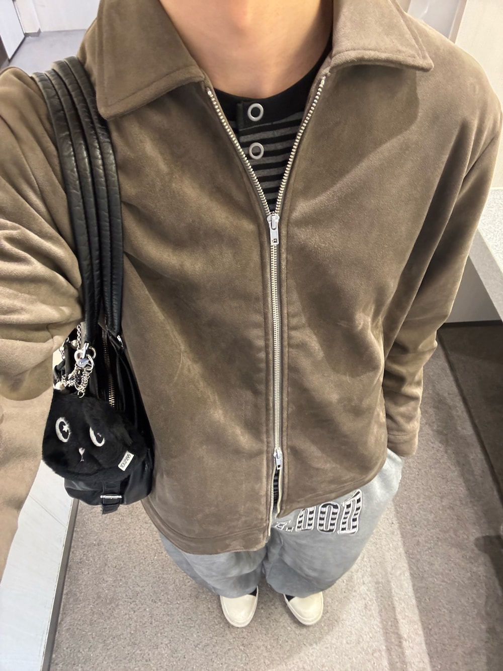 その他のMA-1、ブラック系のカーディガン/ボレロ、グレー系のスウェットパンツを着用したメンズの春コーディネートの2枚目の写真