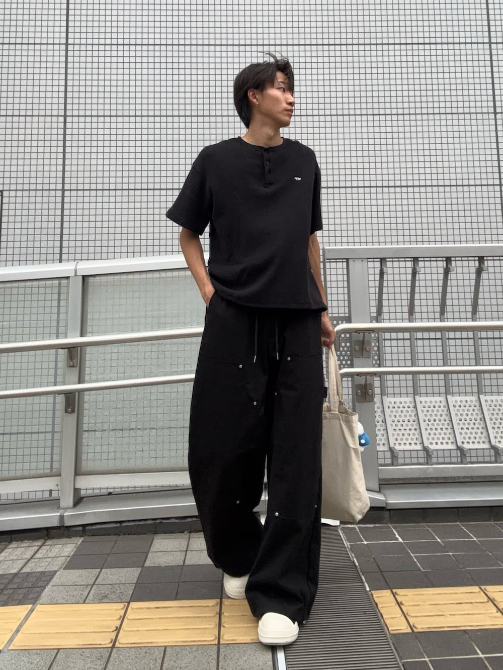 ブラック系のTシャツ/カットソー、ブラック系のカーゴパンツ、ブラック系のスニーカーを着用したメンズの秋コーディネートの2枚目の写真