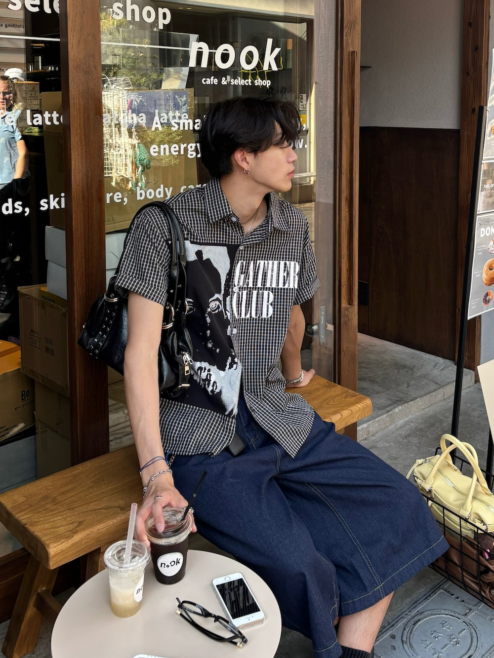 ブラック系のシャツ/ブラウス、ブルー系のデニムパンツ、ブラック系のサンダルを着用したメンズの夏コーディネートの2枚目の写真