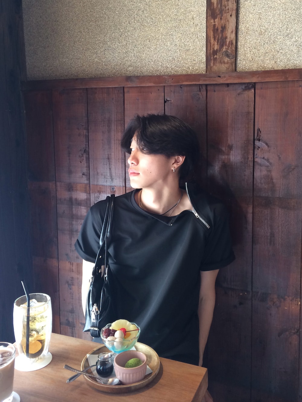 ブラック系のTシャツ/カットソー、ブラック系のデニムパンツ、ブラック系のスニーカーを着用したメンズの夏コーディネートの4枚目の写真
