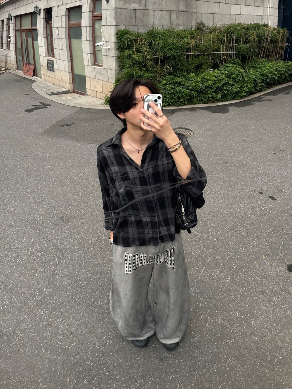 ブラック系のシャツ/ブラウス、グレー系のスウェットパンツ、ブラック系のサンダルを着用したメンズの春コーディネートの5枚目の写真