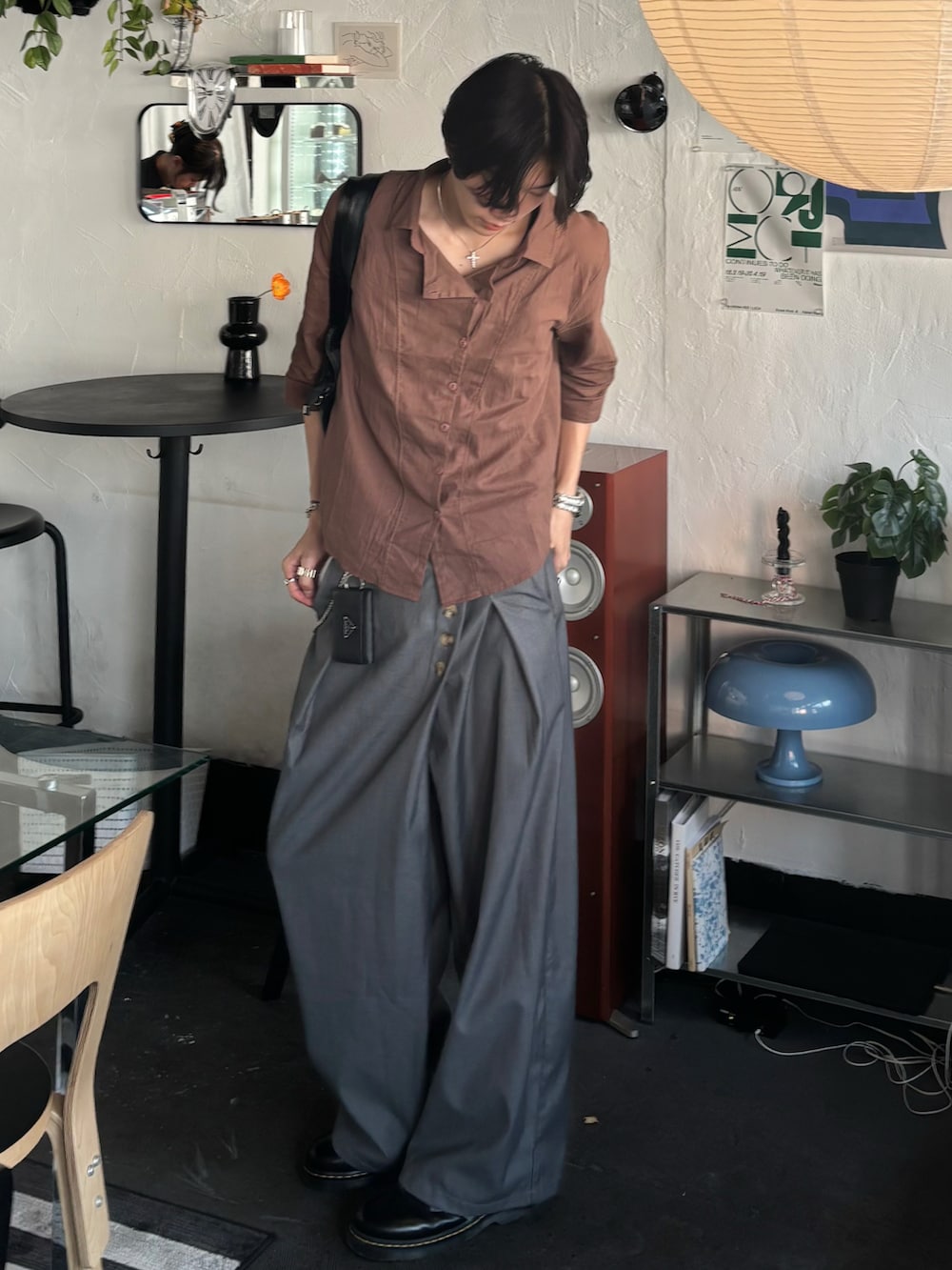 ブラウン系のシャツ/ブラウス、グレー系のスラックス、ブラック系のドレスシューズを着用したメンズの夏コーディネートの2枚目の写真