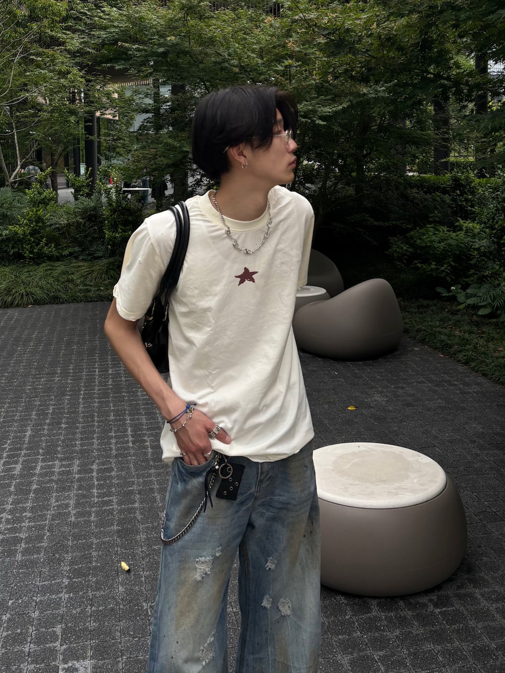 ホワイト系のTシャツ/カットソー、ブルー系のデニムパンツ、ブラック系のサンダルを着用したメンズの夏コーディネートの3枚目の写真