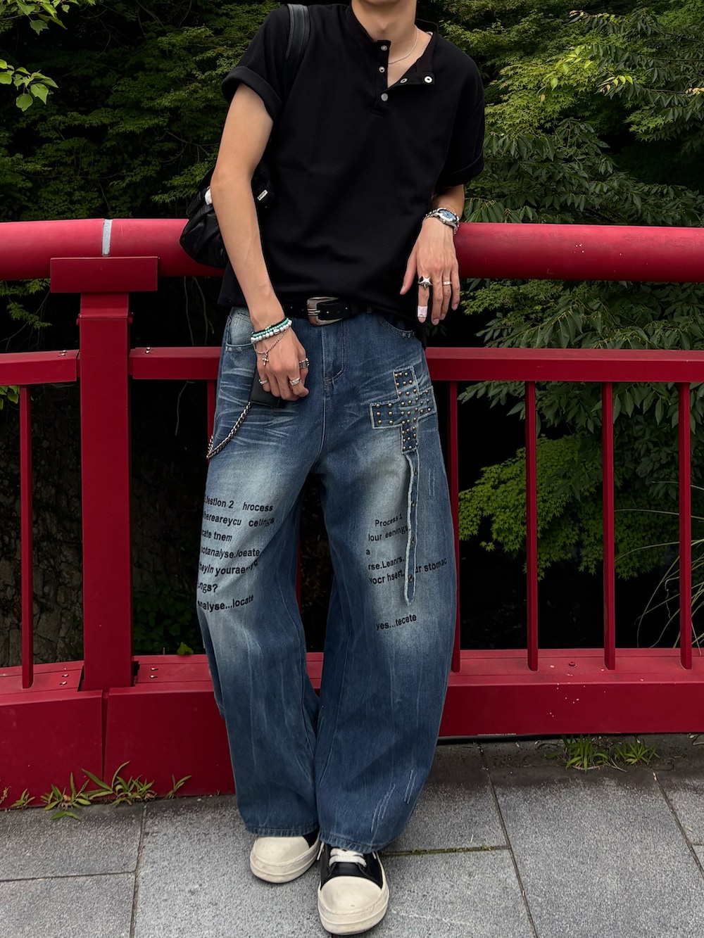 ブラック系のTシャツ/カットソー、ブルー系のデニムパンツ、ブラック系のスニーカーを着用したメンズの夏コーディネートの2枚目の写真
