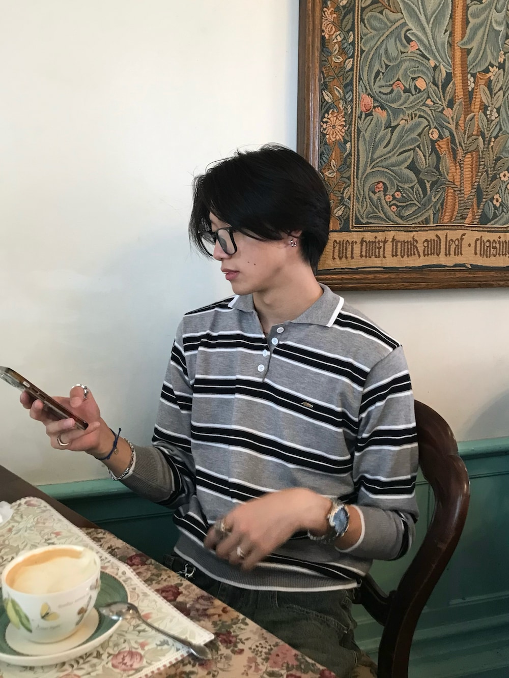 グレー系のニット/セーター、ブルー系のデニムパンツ、ブラック系のスニーカーを着用したメンズの秋コーディネートの4枚目の写真
