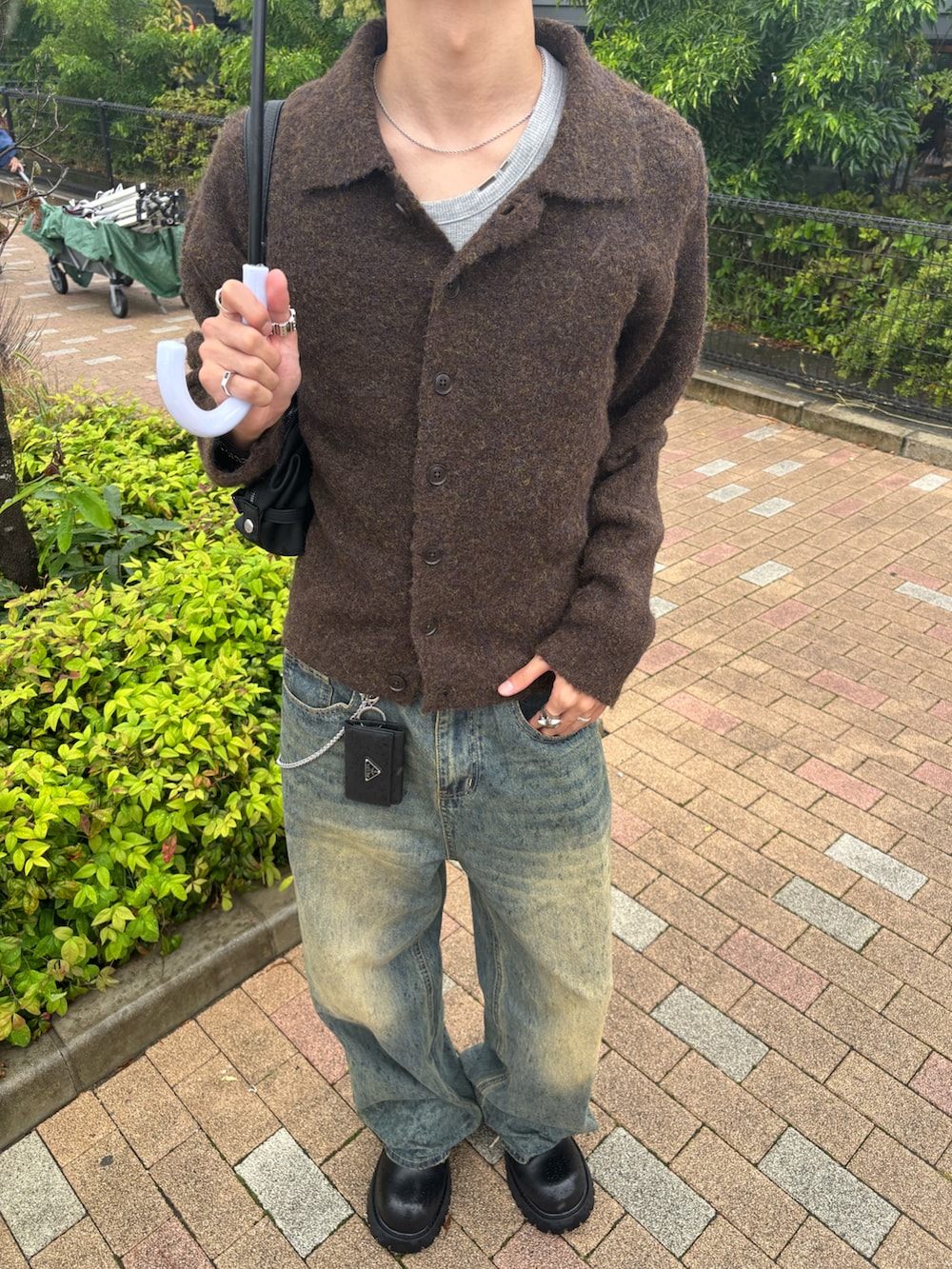 ブラック系のドレスシューズ、ブラウン系のカーディガン/ボレロ、その他のTシャツ/カットソーを着用したメンズの秋コーディネートの5枚目の写真