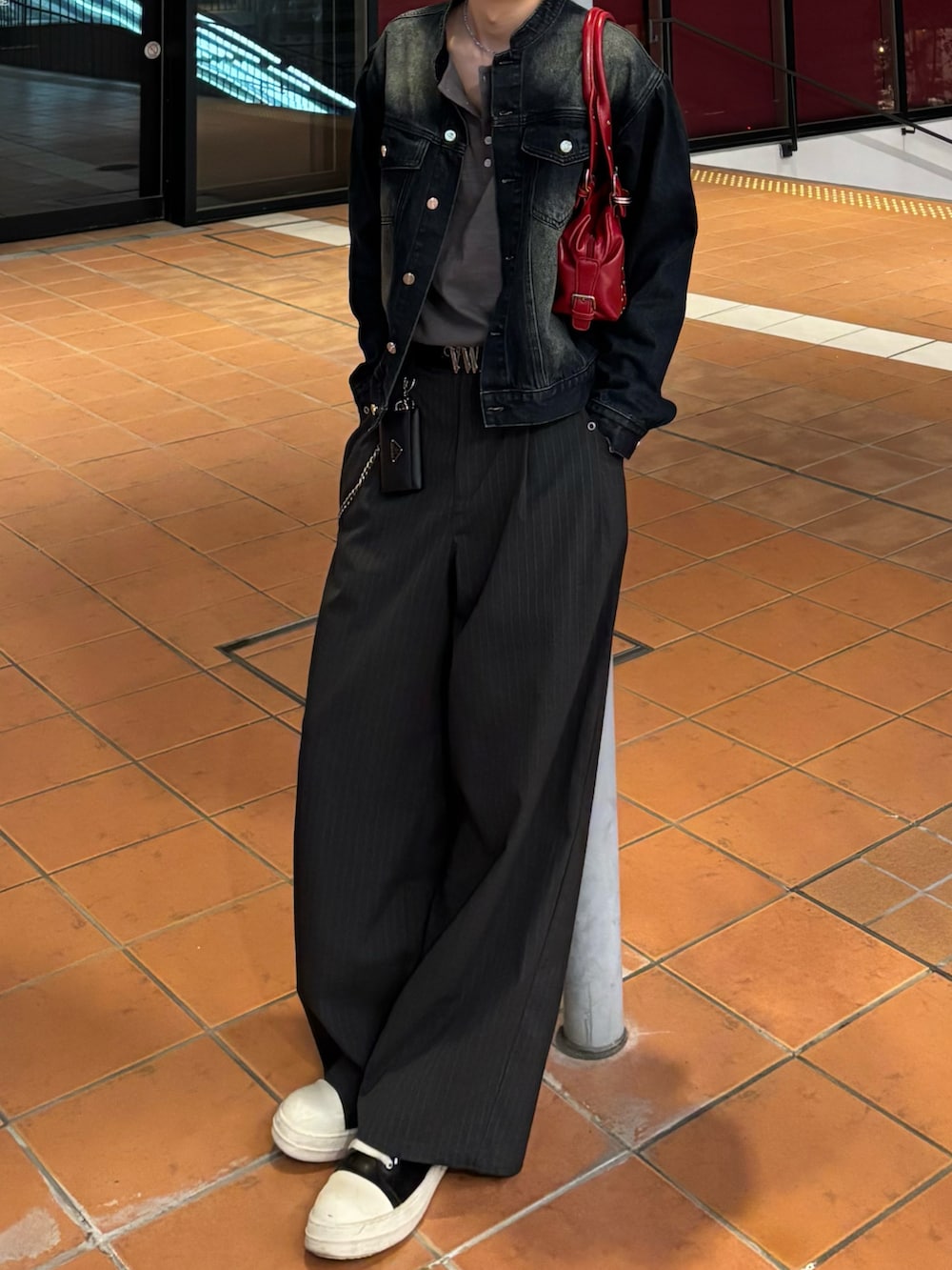 ホワイト系のTシャツ/カットソー、ブルー系のデニムジャケット、グレー系のスラックスを着用したメンズの春コーディネートの4枚目の写真