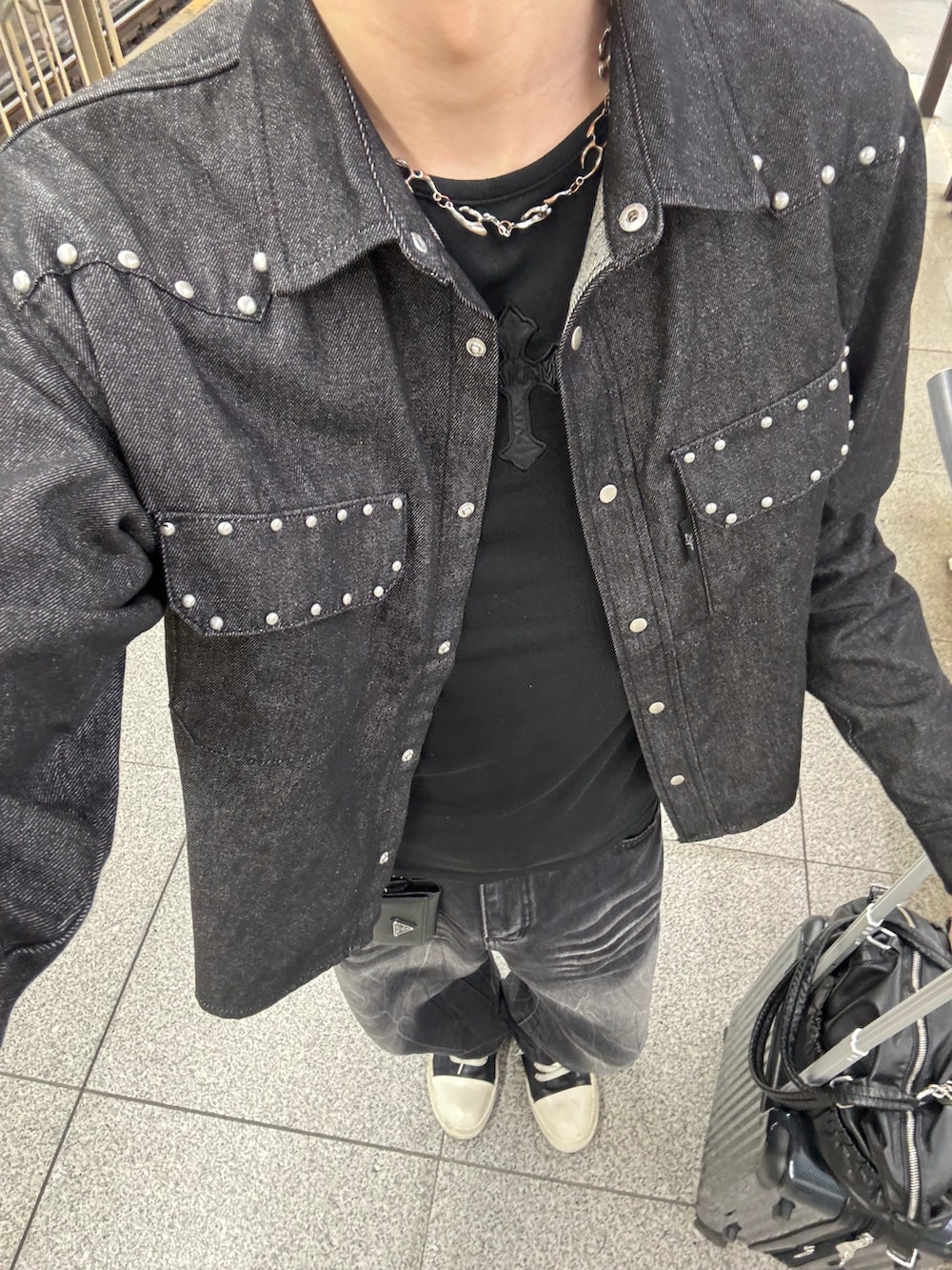 ブラック系のシャツ/ブラウス、その他のTシャツ/カットソー、ブラック系のデニムパンツを着用したメンズの春コーディネートの5枚目の写真