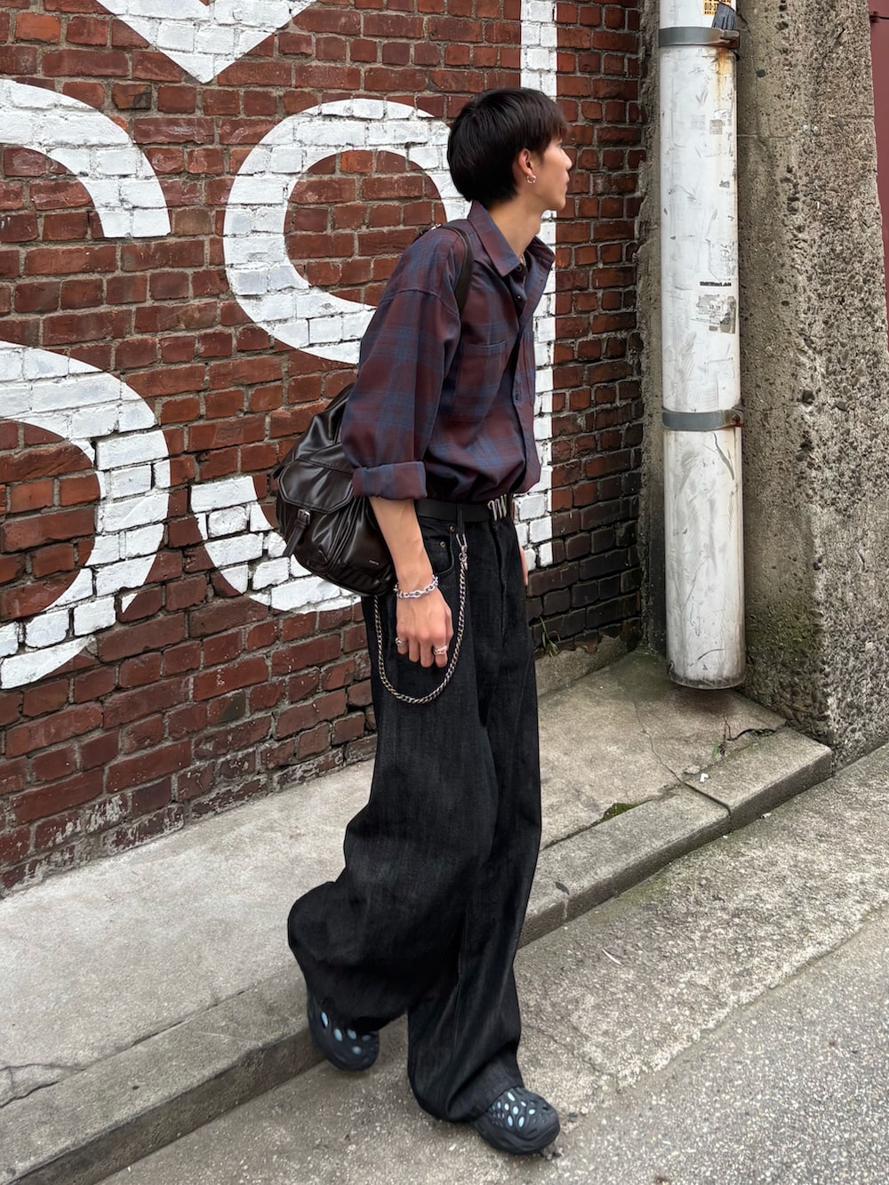 ブラウン系のシャツ/ブラウス、ブラック系のデニムパンツ、ブラック系のサンダルを着用したメンズの夏コーディネートの3枚目の写真