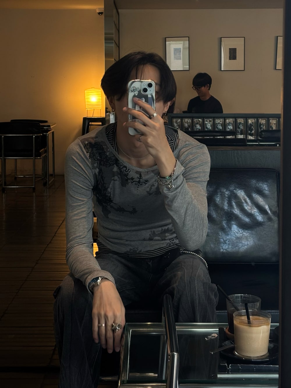 グレー系のTシャツ/カットソー、ブラック系のボストンバッグ、ブラック系のスニーカーを着用したメンズの夏コーディネートの5枚目の写真