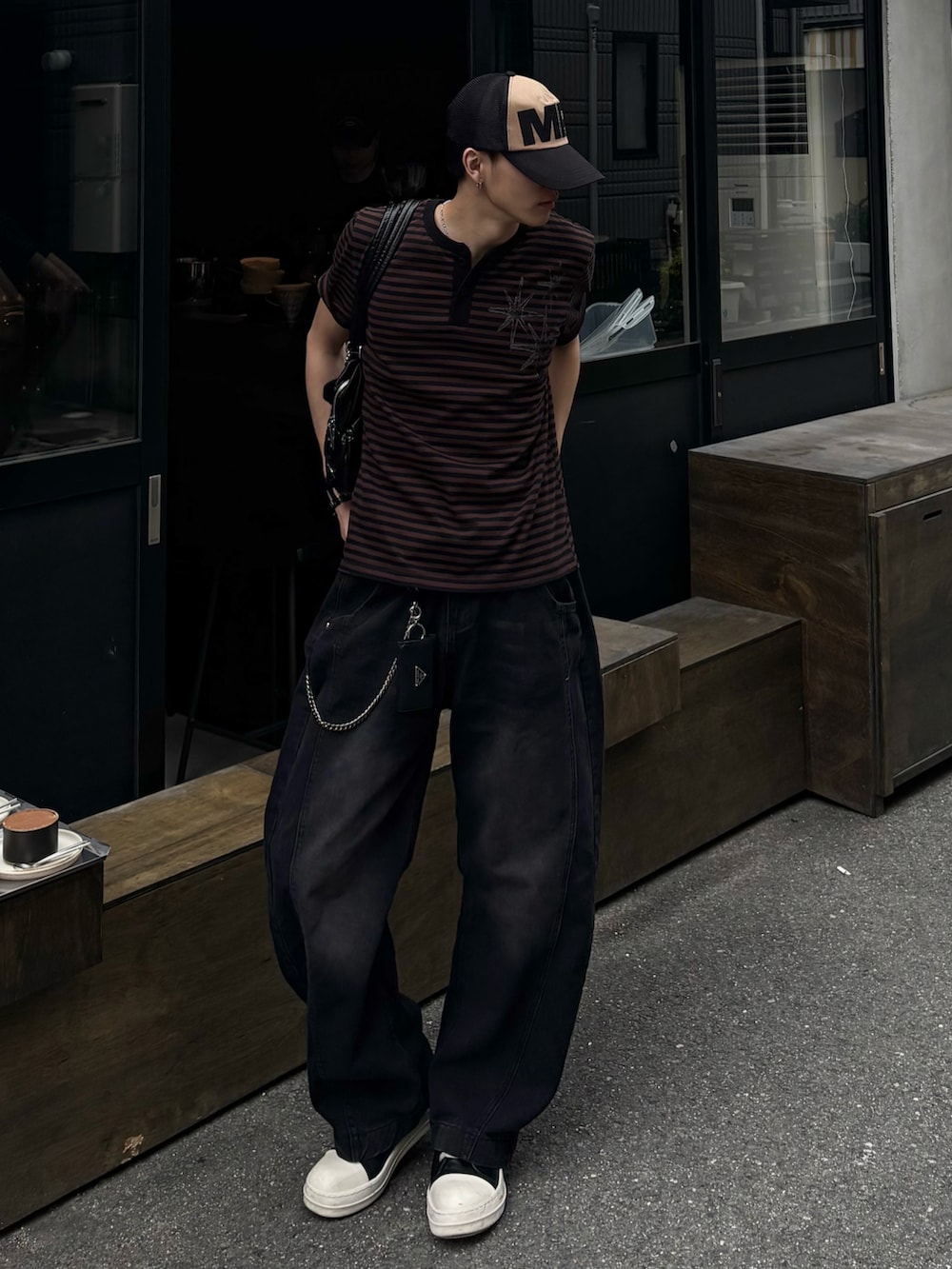 その他のTシャツ/カットソー、ブラック系のデニムパンツ、ブラック系のスニーカーを着用したメンズの春コーディネートの2枚目の写真
