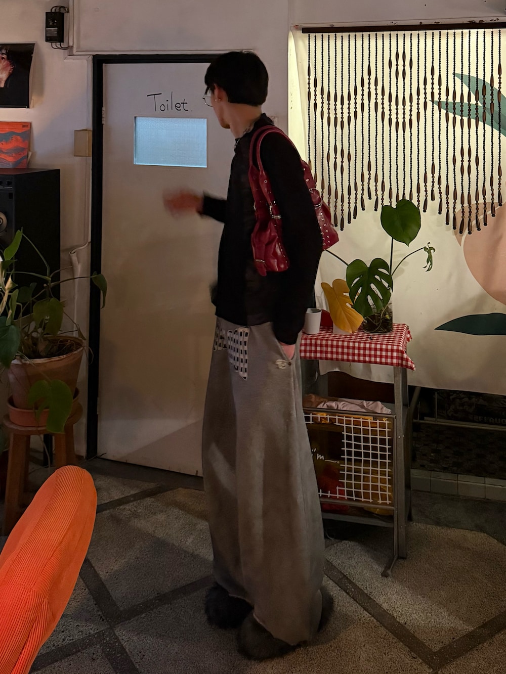 その他のTシャツ/カットソー、レッド系のバッグ、グレー系のスウェットパンツを着用したメンズの冬コーディネートの2枚目の写真