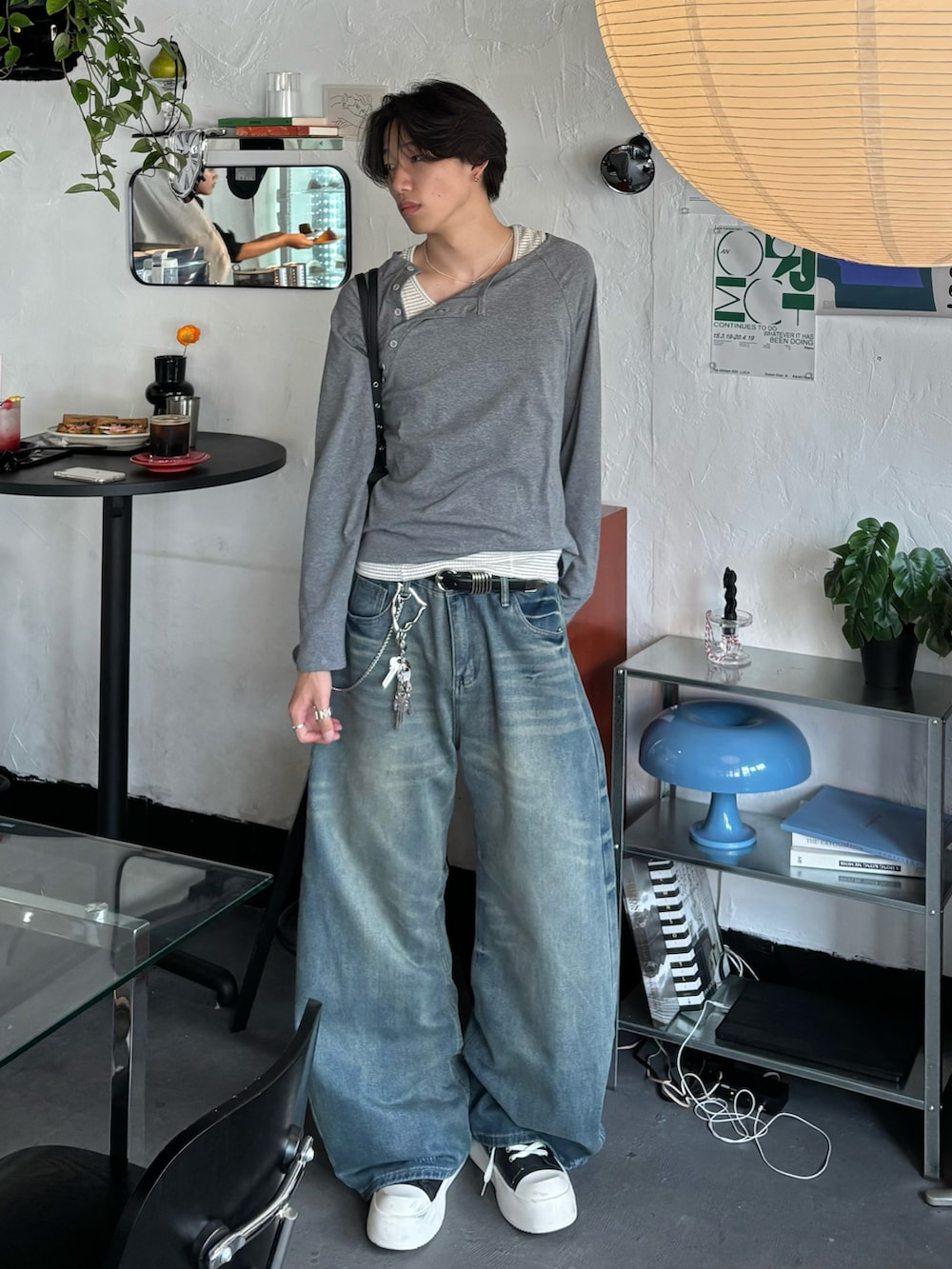 グレー系のTシャツ/カットソー、グレー系のタンクトップ、ブルー系のデニムパンツを着用したメンズの夏コーディネートの2枚目の写真