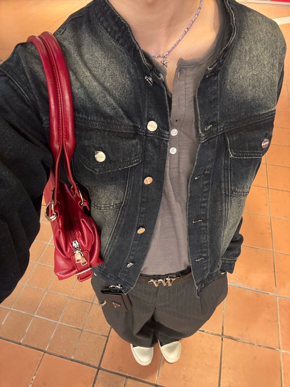 ホワイト系のTシャツ/カットソー、ブルー系のデニムジャケット、グレー系のスラックスを着用したメンズの春コーディネートの5枚目の写真