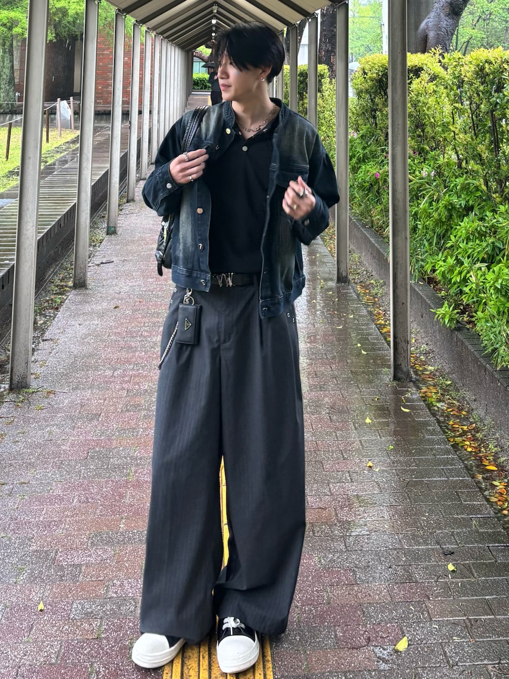 ブルー系のデニムジャケット、ブラック系のTシャツ/カットソー、グレー系のスラックスを着用したメンズの春コーディネートの2枚目の写真