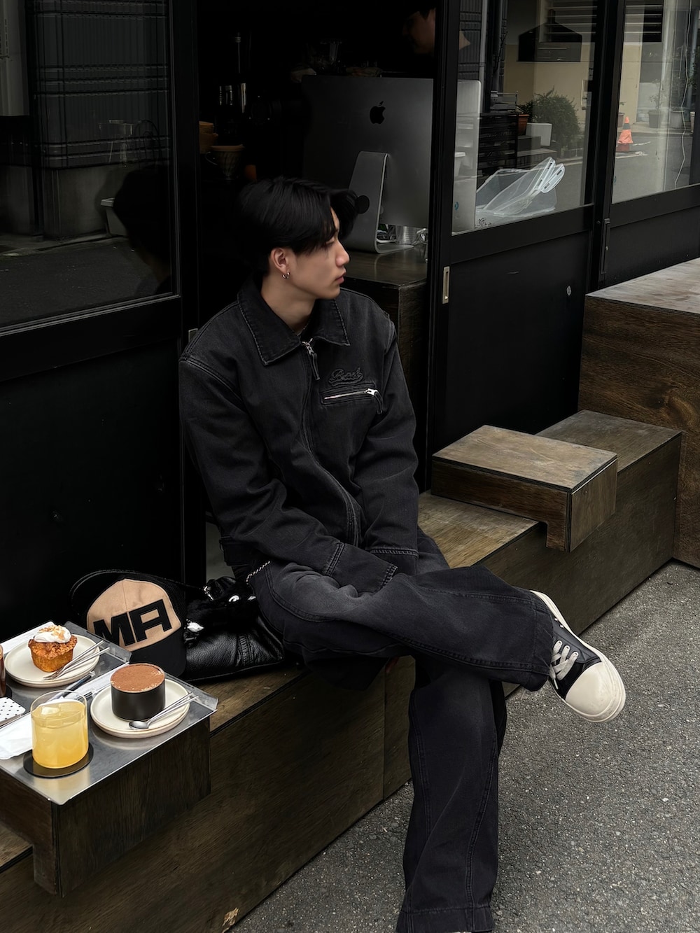 ブラック系のデニムジャケット、その他のTシャツ/カットソー、ブラック系のデニムパンツを着用したメンズの春コーディネートの3枚目の写真