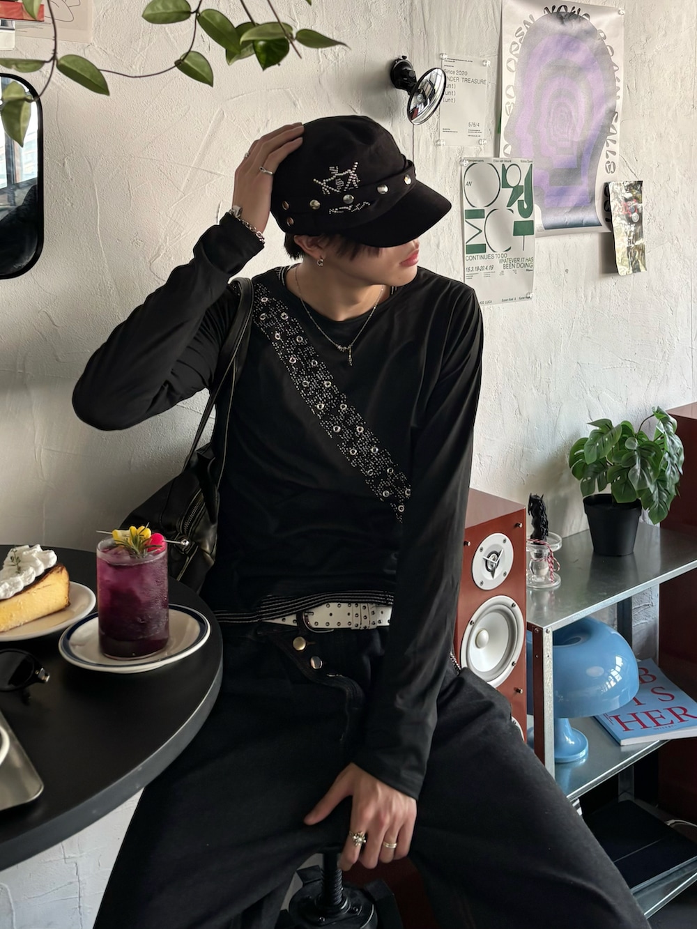 ブラック系のTシャツ/カットソー、ブラック系のデニムパンツ、ブラック系のローファーを着用したメンズの夏コーディネートの4枚目の写真