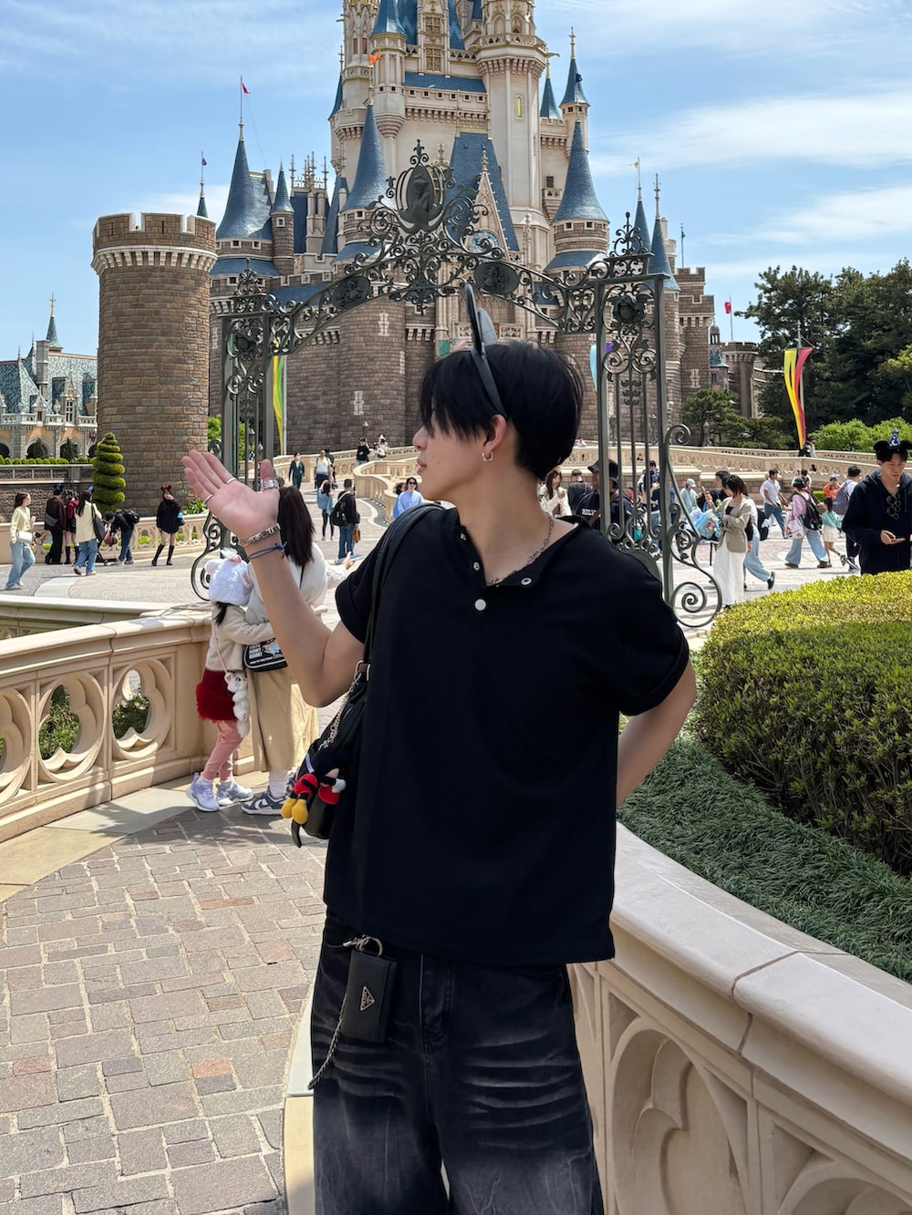 ブラック系のTシャツ/カットソー、ブラック系のデニムパンツ、ブラック系のスニーカーを着用したメンズの春コーディネートの4枚目の写真