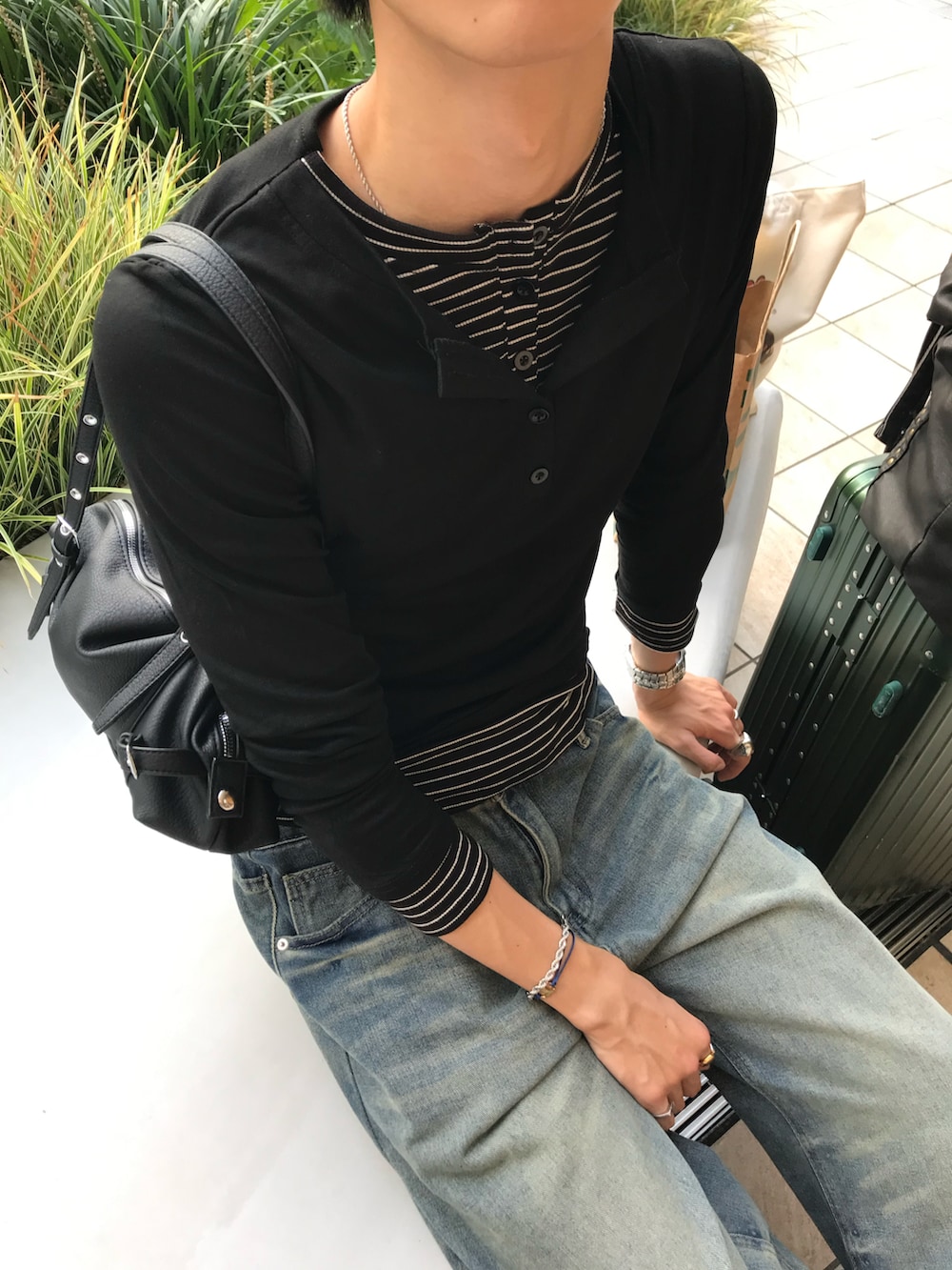 ブラック系のTシャツ/カットソー、ブルー系のデニムパンツ、ブラック系のスニーカーを着用したメンズの秋コーディネートの5枚目の写真
