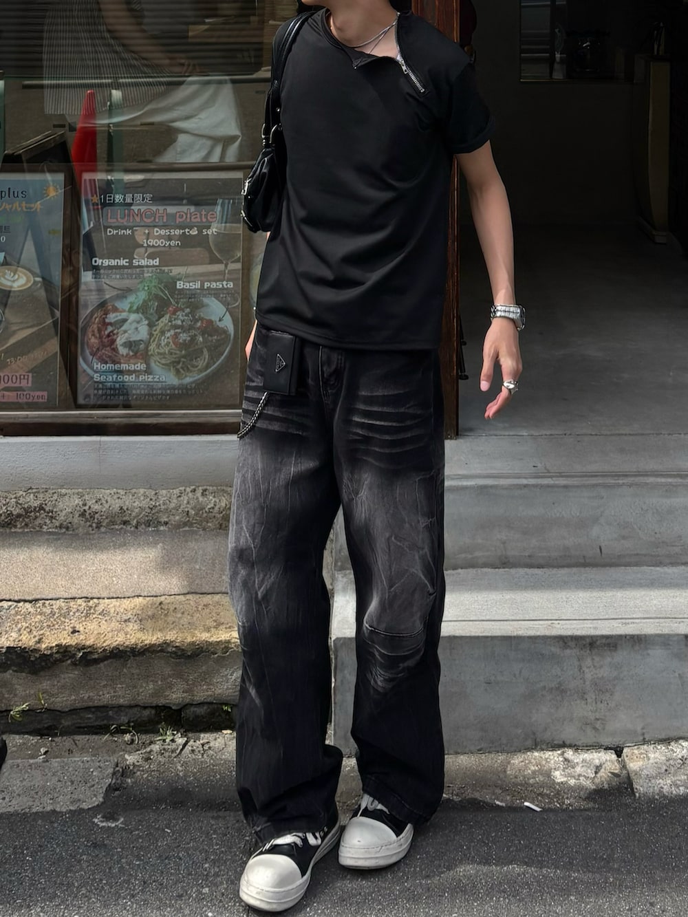 ブラック系のTシャツ/カットソー、ブラック系のデニムパンツ、ブラック系のスニーカーを着用したメンズの夏コーディネートの2枚目の写真