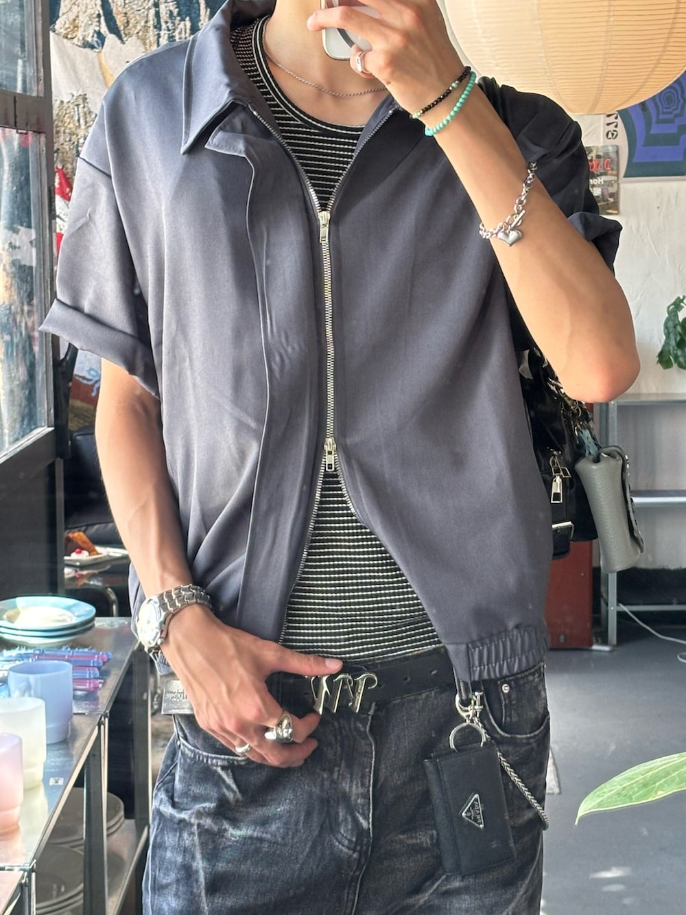 グレー系のシャツ/ブラウス、ブラック系のタンクトップ、ブラック系のデニムパンツを着用したメンズの夏コーディネートの4枚目の写真