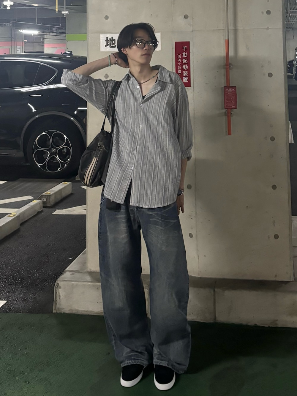 ブラック系のスニーカー、ブルー系のシャツ/ブラウス、ブルー系のデニムパンツを着用したメンズの夏コーディネートの3枚目の写真