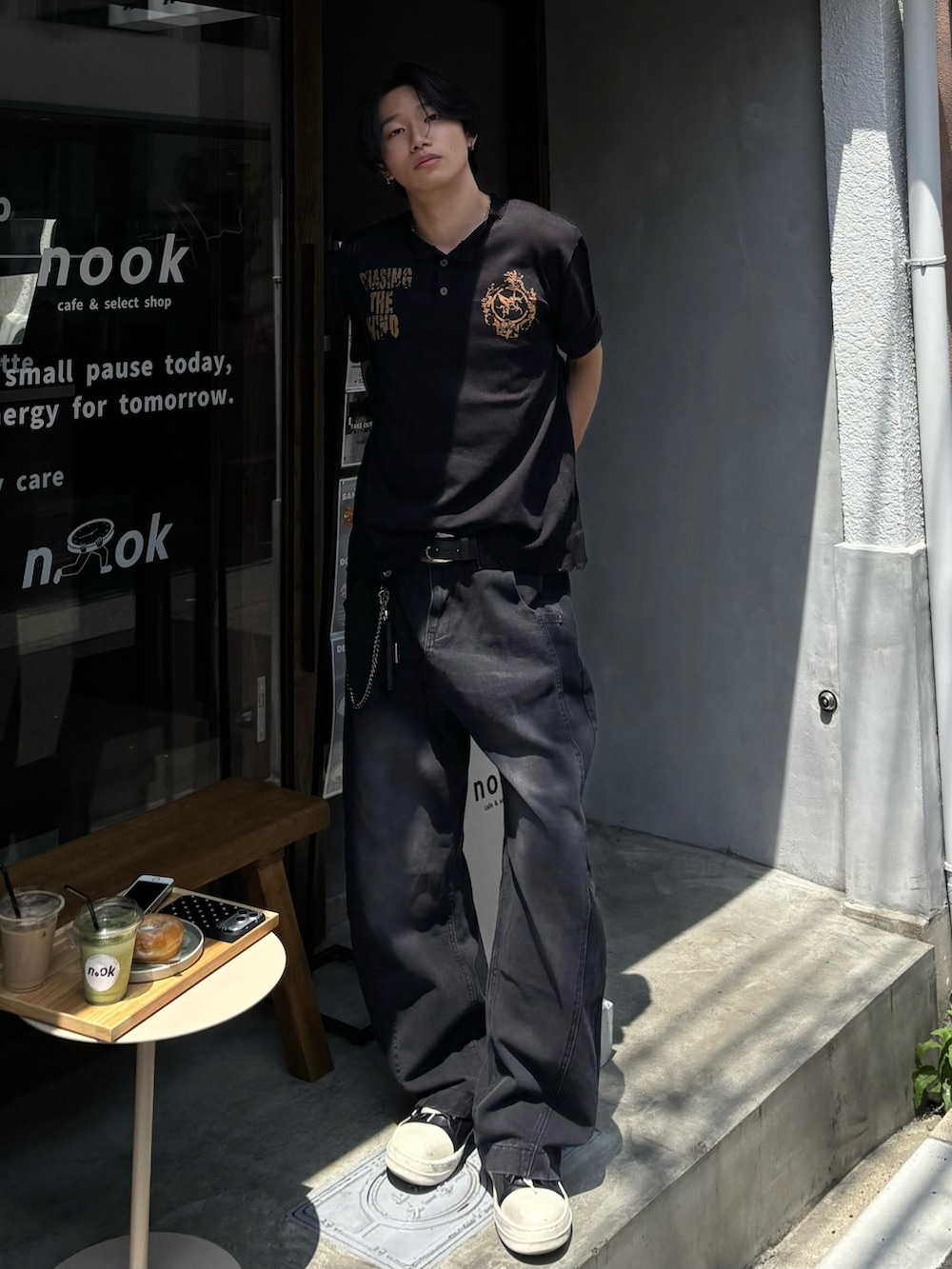ブラック系のスニーカー、ブラック系のTシャツ/カットソー、ブラック系のデニムパンツを着用したメンズの夏コーディネートの3枚目の写真