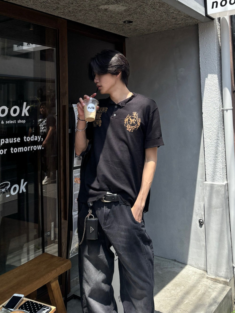 ブラック系のスニーカー、ブラック系のTシャツ/カットソー、ブラック系のデニムパンツを着用したメンズの夏コーディネートの4枚目の写真