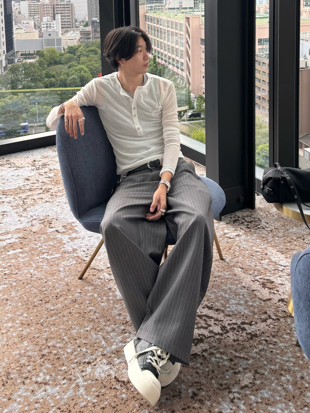 ホワイト系のTシャツ/カットソー、その他のTシャツ/カットソー、グレー系のスラックスを着用したメンズの秋コーディネートの2枚目の写真