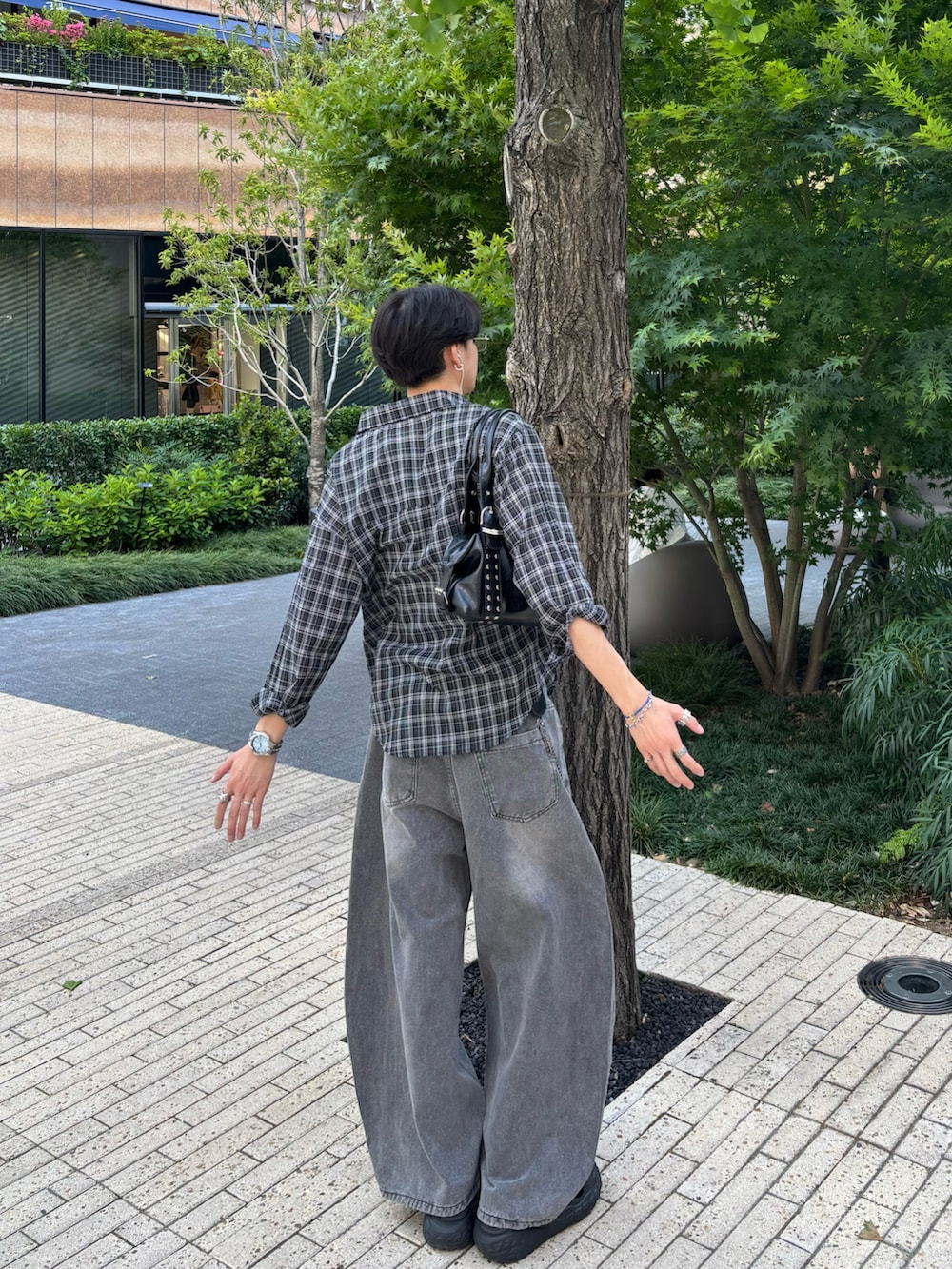 ブラック系のシャツ/ブラウス、グレー系のデニムパンツ、ブラック系のサンダルを着用したメンズの春コーディネートの4枚目の写真