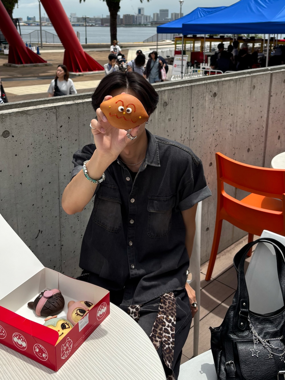 ブラック系のシャツ/ブラウス、ブラック系のデニムパンツ、ブラック系のスニーカーを着用したメンズの夏コーディネートの4枚目の写真